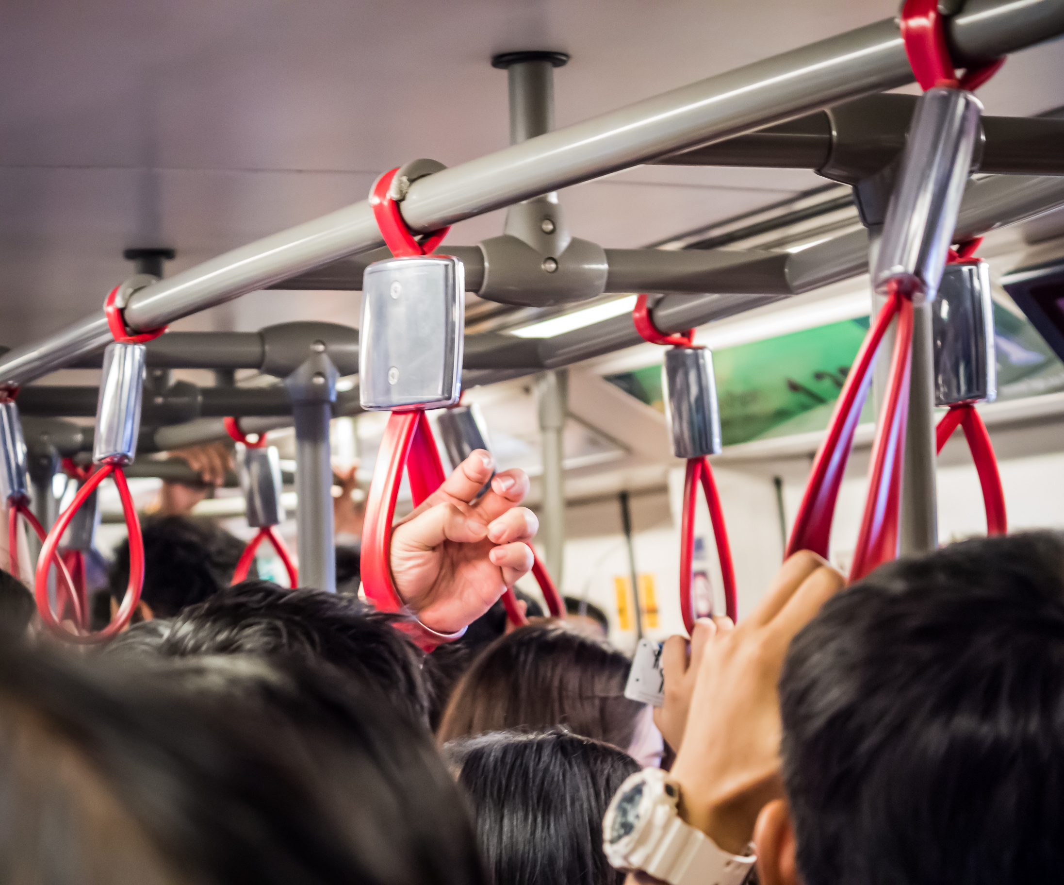 『満員電車はもう嫌だ!』 電車での通勤・通学事情(東京・大阪編)