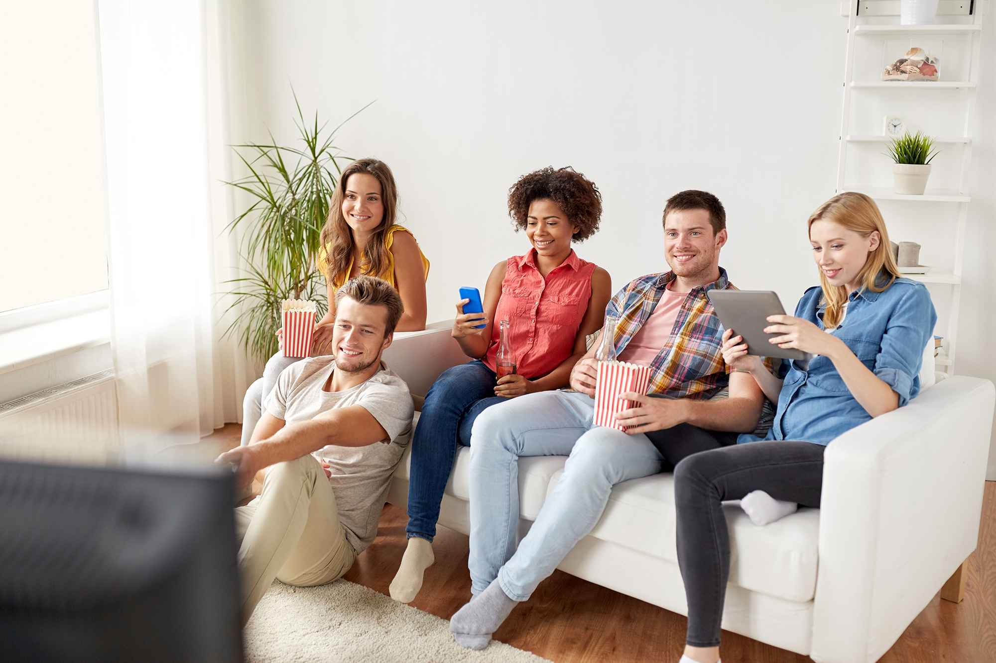 テレビの視聴スタイルに関する調査。「ながら見」の実態とは？